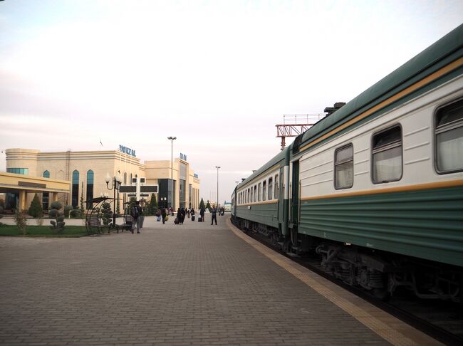 地獄の門に行きたくて、計画したウズベキスタン一人旅。<br />タシケントから夜行列車でヒヴァへ。<br /><br />ウズベキスタン鉄道ホームページから鉄道チケットを購入。<br />https://eticket.railway.uz/en/home<br />VISAやMasterで決済可。<br />JCBの記載はなかったけど、JCBでも決済できた！<br /><br />タシケント→ヒヴァ（14時間42分）　243,240スム（3,028円）<br />ヒヴァ→サマルカンド（10時間5分）　190,990スム（2,425円）<br />サマルカンド→タシケント（4時間1分）　89,590スム（1,157円）<br /><br />夜行列車なら宿代が浮くし、時間とお金を節約できちゃう。<br /><br />9泊11日の旅、2泊は夜行列車、1泊はキャンプ。<br />夜間フライトも合わせると、シャワー浴びれない日が4日もあるー！<br /><br />ヒヴァはお土産天国！<br />露店も多いし、値切りも楽しい。<br />トルクメニスタンの旅のために持ってきたUSDが残ったら、何か買おうっと。<br /><br />ヒヴァのホテルでボヤ騒ぎもあったけど、何事もなくてよかった。<br /><br />［１日目］10/28（土）<br />（OZ101）成田 13:20 → 仁川 15:50<br />（OZ573）仁川 16:35 → タシケント 20:20<br />（タクシー）170,000スム<br />☆ホテルウズベキスタン<br /><br />［２日目］10/29（日）<br />☆オロイバザール<br />☆ナヴォイ劇場<br />☆ハチャプリハウス（ランチ）<br />（タクシー）Yandex 19,000スム<br />（夜行列車）タシケント 16:28 →<br /><br />［３日目］10/30（月）<br />→ ヒヴァ 7:10（+1）<br />★Murod Josh（ランチ）<br />★イチャン・カラ<br />★Kheivak Cafe（夕食）<br />★アルカンチホテル<br /><br />［４日目］11/1（火）<br />（タクシー）25USD<br />～国境越え～<br />☆Bay Town Restaurant（ランチ）<br />☆地獄の門<br /><br />［５日目］11/2（水）<br />☆地獄の門<br />～国境越え～<br />（タクシー）20USD<br />☆イチャン・カラ<br />☆Terrassa Cafe ＆ Restaurant（夕食）<br />☆アルカンチホテル<br /><br />［６日目］11/2（木）<br />☆イチャン・カラ<br />☆Teahouse Farrukh（ランチ）<br />（夜行列車）ヒヴァ 17:20 <br /><br />［７日目］11/3（金）<br />→ サマルカンド 3:25（+1）<br />（タクシー）Yandex 14,000スム<br />☆ビビハニムモスク<br />☆シャーヒズィンダ廟群<br />☆ショブバザール<br />☆チャイハナ（ランチ）<br />☆グル・アミール<br />☆ウルグベク・メドレセ、ティラカリ・メドレセ、シェルドル・メドレセ<br />☆Asadbek lazzat（夕食）<br />☆レギスタン広場ライトアップショー（20時30分～）<br />☆Jahongir Guest House<br /><br />［８日目］11/4（土）<br />（タクシー）Yandex 83,500スム<br />～国境越え～<br />☆７つの湖<br />☆ルダーキー博物館<br />☆サラズム遺跡<br />～国境越え～<br />（マルシュルートカ）20,000スム<br />☆レギスタン広場<br />☆Jahongir Guest House<br /><br />［９日目］11/5（日）<br />（タクシー）Yandex 17,000スム<br />（列車）サマルカンド 08:49 → タシケント 12:50<br />☆チョルス―バザール<br />☆Forn Lebnen（夕食）<br />☆ホテルウズベキスタン<br /><br />［10日目］11/6（月）<br />☆中央アジアプロフセンター<br />☆タシケントタワー<br />☆ハズラティ・イマーム広場<br />☆クカルダシュ・メドレセ<br />（タクシー）Yandex 38,000スム<br />（OZ574）タシケント 22:20 <br /><br />［11日目］11/7（火）<br />→ 仁川 8:15（+1）<br />（OZ106）仁川 15:35 → 成田 17:55<br /><br />＜この旅のレート＞　<br />★ATMキャッシング（2023年10月28日現在）<br />2,000,000スム→24,988円（うち手数料364円）<br />変換レート　1スム＝0.012494円<br />★三菱UFJ銀行（2023年10月11日現在）<br />1USD＝151.46円<br />ちなみに、利用していないが、<br />☆タシケント空港、ホテルウズベキスタンの両替所<br />1USD＝12,220スム<br />1円＝70スム<br />ということは、日本円→スムはかなりレートが悪く、ドル→スムとATMキャッシングはほとんど変わらないってことかー。<br /><br />＜ガイドブック＞<br />地球の歩き方Plat　ウズベキスタン