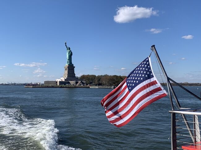 ニューヨークと言えば、自由の女神でしょ。ということで、エクスプレスボートツアーにて海から会いに行きました。<br />その後、ブルックリン橋を歩いて渡り、ダンボから乗ったNYCフェリーからは綺麗な夕景と夜景を鑑賞。<br />夕ご飯は、ニューヨークでステーキ！美味しかった！
