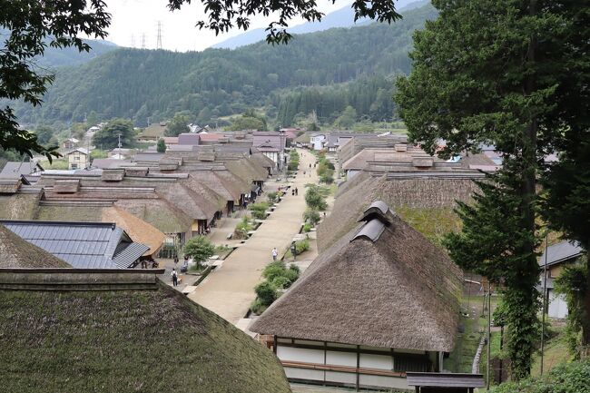 福島県南会津にある江戸時代の町並みを今に残す宿場「大内宿(おおうちじゅく)」を訪ねました。30軒以上のかやぶき屋根の民家が並び、ネギ一本でそばを食べる「ねぎそば」が有名です。さすがに面倒くさいので箸を使いました。