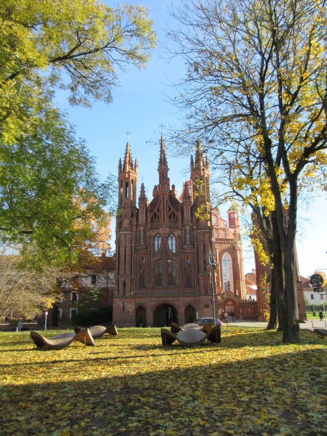 ビリニュス<br /><br />GOT - Stockholm ARN 09:45 - 10:45の予定が、<br />GOT - Stockholm ARN 13:53 - 14:52までずれ込み、<br />絶対に乗り継ぎに間に合わないと思った。。。<br /><br />でも、<br />ARN - Vilnius VNO 15:00 - 17:25も<br />ARN - Vilnius VNO 15:45 - 18:03と遅延だったので、<br />ギリギリセーフ。。。<br /><br />無事に着いたけれど、<br />リトアニアは、11月1日が「諸聖人の日」、11月2日は「死者の日」で祝日だった。<br />観光できるのかちょっと不安。。。