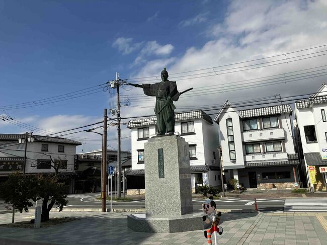 近江八幡から電車で安土へ。<br />安土城跡や文芸の郷は駅から遠く、公共交通機関もないので、クルマがないとしんどい。 <br />まずは駅にある安土町観光案内所を訪れるのをお勧めします。