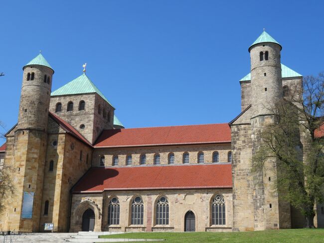 2023年5月8日（月）Rinteln リンテルンという街を散策した後、15年ぶりにHameln　ハーメルンへ行き、その後、11年ぶりにHildesheim ヒルデスハイムへ行きました。<br />表紙のフォトは世界遺産に登録されているSt.Michaelis－Kirche 聖ミヒャエリス教会です。1010年に礎石が置かれたようで、ドイツロマネスク建築で最古となるようです。今の建物は第二次世界大戦後に再建されたようなのですが、内部は破壊を免れた13世紀の板絵や11世初頭の頃のクリプタが残っています。建物がとにかく素晴らしいので、教会が目に入ってくるとかなり感動します。<br />&lt;旅行日程＞<br />0426 羽田国際空港→Mainz<br />0427 Mainz→Metzingen(Wurtt) →Dettingen → Bad Urach→<br />　　　　Tubingen←▲NG DB遅延で行けず、Mainz　マインツに戻る<br />0428　Mainz→Ladenburg→Weinheim→Heppenheim ←▲NG DB遅延<br />0429　Mainz→Rudesheim(Rhein)→Alsheim<br />0430　Mainz→Munchen　移動<br />0501 Munchen →Starnberg→Tutzing→Murnau→Weilheim→Munchen<br />0502 Munchen →Gunzburg→Ulm→Giengen<br />0503　Munchen→ Freising<br />0504　Munchen →Hannover　移動<br />0505　Hannover →Lübeck→Hamburg<br />0506 Hannover →Bad Sooden-Allendorf　→Hann Münden→Witzenhausen Nord<br />0507 Hannover →Wernigerode→Quedlinburg→Goslar<br />★0508　Hannover →Rinteln→Hameln→Hildesheim→Elze(Han)<br />0509　Hannover →Paderborn→Höxter→Holzminden<br />0510　Hannover →Mainz→Bachrach　移動<br />0511　Mainz→Cochem→Koblenz<br />0512 Mainz→Bad Wimpfen→Heidelberg<br />0513　Mainz→Köln<br />0514　Mainz→Limburg→Idstein<br />0515　Mainz<br />