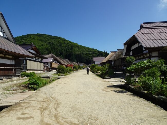 今年の夏休みは南東北をめぐる旅へ。山形ー福島ー宮城ー山形と一周してきました。JALで山形空港に飛んで、レンタカーで南東北をめぐりましたが、東北の酷暑の夏をなめていました・・・。３９℃の表示を見て驚きながら、でも、しっかり観光も。そして、一番のお楽しみ、お肉にお魚にとグルメも満喫！！。念願の鬼滅の刃の無限城のモデルと言われている「会津芦ノ牧温泉・大川荘」にも宿泊出来て、今年の夏休みは最高でした！！！。長編の旅行記になりそうですが、遊びに来ていただけると嬉しいです♪。今回は「大内宿へ！」編です。<br /><br />＜交通手段＞<br />　　JAL　羽田＝山形<br /><br />＜ホテル＞<br />　　８/１７　美湯美食の離れ宿　小野川温泉　河鹿荘<br />　　８/１８　会津芦ノ牧温泉　大川荘<br />　　８/１９　秋保温泉　ホテル瑞鳳<br />　　８/２０　ホテル松島大観荘<br /><br />＜スケジュール＞<br />　　８/１７　JALで山形空港へ、山寺を観光、道の駅米沢でランチ、上杉神社へ、美湯美食の離れ宿 小野川温泉 河鹿荘へ<br />　　８/１８　朝食、小野川温泉田んぼアートを見学、道の駅喜多の郷へ、鶴ヶ城へ、フルーツピークス会津店でパフェを食べる、飯盛山へ、白虎隊士自刃の地、会津さざえ堂を見学、会津芦ノ牧温泉 大川荘へ<br />　　８/１９　朝食、大内宿を散策、