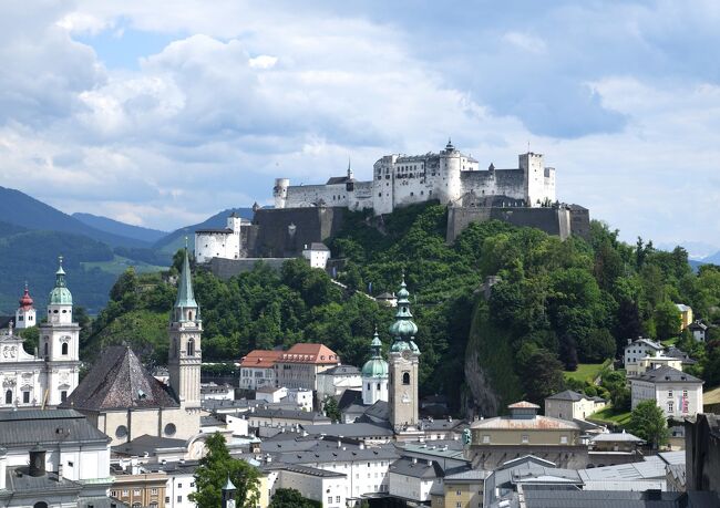 オーストリアとしては，6日目，ザルツブルクとしては2日目となります<br /><br />ザルツブルクは小さい町なので，ゆっくり廻っても2日間，私たちは1日で廻りきりました<br /><br />観光の最後はホーエンザルツブルク城でのコンサートで締めくくります<br />ホーエンザルツブルク城へは，VIP DINNER &amp; CONCERTという，食事とコンサートがセットになったチケットを予約<br />このチケットには<br />Fortress Railway ascent &amp; descent<br />VIP Dinner (excl. drinks)　in case of fine weather and and suitable weather conditions, the VIP dinner is served on the panoramic terrace<br />Best of Mozart Fortress Concert (numbered seats row 1-6 Golden Hall/row 1-7 Arms Hall)<br />Evening-program booklet<br />1 glass of sparkling wine during concert break<br />が含まれます