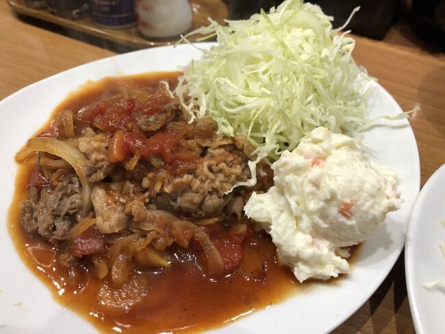 洋食ファンならばかつて四谷で営業していた「洋食エリーゼ」を知る人は多いかもしれません。築地場内の「洋食たけだ」の2号店としてオープンした「洋食エリーゼ」は、揚げものに特化した洋食店として2011年に「かつれつ四谷たけだ」に屋号を変更しました。<br /><br />「洋食エリーゼ」では、「かつれつ四谷たけだ」の現店主が揚物を担当し、「キッチンたか」の店主が炒め物を担当していたようですが、この棲み分けは両店のメニューにも反映されており、「かつれつ四谷たけだ」では「洋食エリーゼ」の名物だったビーフトマトは提供していなく、一方、「キッチンたか」では揚物を提供していません。<br /><br />「かつれつ四谷たけだ」は以前利用していて、週末は開店前から長い行列が出来る同店の味には納得していたのですが、エリーゼ時代の名物だったビーフトマトが食べれないのは残念に思っていました。検索していたら、ビーフトマトは同じ四谷エリアで営業している「キッチンたか」で食べられることを知り、足を運びました。<br /><br />「キッチンたか」では揚物は食べれませんが、ビーフトマトやたけだでも提供しているかきバターソテーは食べることが出来、レベルの高い炒め物を食すことが出来ます。