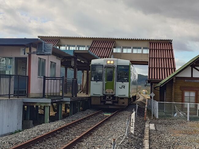11月の週末、東日本大震災以来の訪問となる三陸海岸を旅してきました。震災前とは交通網は大きく変わり、気仙沼線や大船渡線はBRT化され、JR山田線であった釜石~宮古間も三陸鉄道に移管され、盛~久慈まで一本化されました。この旅では、急に冬支度を始柳津めた機構に様変わりした三陸海岸を中心に、弘前まで足を延ばした旅ですが、列車に乗っているか、食べているか、だけで観光要素はありません。<br /><br />本旅行記は、<br />①鉄路で行く仙台から小牛田、柳津へ<br />②2つのBRTで気仙沼、盛へ<br />③三陸鉄道で盛~宮古~久慈間制覇、三陸名物も堪能<br />④八戸線と旅の〆は弘前名物「中みそ」と弘南線<br />の4編から成ります。<br /><br />こちらは、<br />「①鉄路で行く仙台から小牛田、柳津へ」で、仙台から気仙沼線BRTの乗換駅、柳津までの旅です。