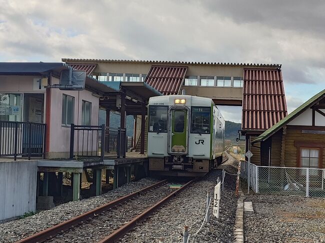 11月の週末、東日本大震災以来の訪問となる三陸海岸を旅してきました。震災前とは交通網は大きく変わり、気仙沼線や大船渡線はBRT化され、JR山田線であった釜石～宮古間も三陸鉄道に移管され、盛～久慈まで一本化されました。この旅では、急に冬支度を始柳津めた機構に様変わりした三陸海岸を中心に、弘前まで足を延ばした旅ですが、列車に乗っているか、食べているか、だけで観光要素はありません。<br /><br />本旅行記は、<br />①鉄路で行く仙台から小牛田、柳津へ<br />②2つのBRTで気仙沼、盛へ<br />③三陸鉄道で盛～宮古～久慈間制覇、三陸名物も堪能<br />④八戸線と旅の〆は弘前名物「中みそ」と弘南線<br />の4編から成ります。<br /><br />こちらは、<br />「①鉄路で行く仙台から小牛田、柳津へ」で、仙台から気仙沼線BRTの乗換駅、柳津までの旅です。