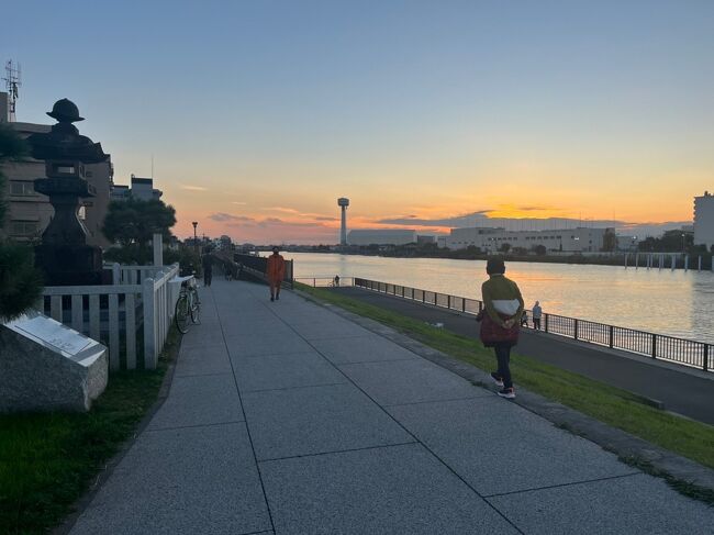 友達と南行徳で集合し、妙典の常夜灯公園という川沿いの公園に<br />酒とお惣菜が買えてその場で食べれるという川の駅があるらしいので<br />そこに向かうための散歩