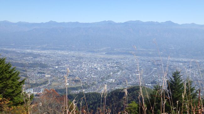 山仲間から、南アルプス全山大展望、歩行３～４時間の笠松山の情報が２日前のあり天気良し、飯田市の湯元久米川温泉を予約し出かけました。<br />笠松山には西国３３観音の石仏が登山道脇に１番目から笠松峠の３３番まで安置され、急登はなく笠松峠から南アルプスの大展望が見られます。また赤松が多くマッタケが出るらしく監視員に声をかけられました。<br />登山口の佐倉公園第二駐車場に10時前に到着。登山道が少々不明瞭でリンゴ畑、工場のある舗装道路を歩いていると笠松山登山案内図の看板発見。登山口が見つかり少し歩くと西国三十三観音の第三番観音がありました。