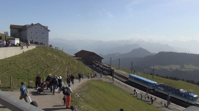 スイスのルツェルンにあるリギ山登山鉄道に行くことにしました。スイスの登山電車では何十年も前にツェルマットのゴルナーグラート鉄道とグリンデルワルトのユングフラウ鉄道に乗りました。今回はブリエンツロートホルン鉄道と考えていましたがルツェルンには多くの湖と登山電車の組み合わせがあるのでリギ山の登山鉄道に乗ることにしました。<br />　ルツェルンから観光船でフィッツナウに行きそこからリギ鉄道で終点リギクルムへ行きます。このフィッツナウ・リギクルム間（正確には州境のリギシュタッフェルヘーエまで）の登山鉄道は1871年開通でヨーロッパ最古の登山鉄道と言われてます。（全線の開通は1873年）