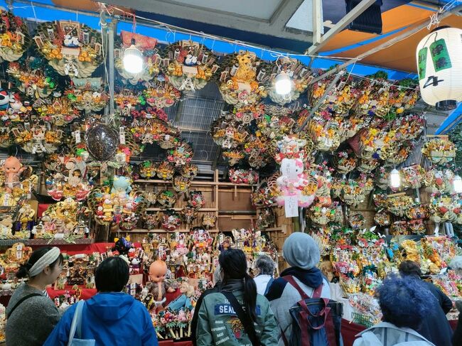 酉の市は、商売繁盛を願う祭りとしてはえびす講と双璧を<br />なすお祭りとか。　えびす講が大坂など関西圏から西日本で<br />１月に広く行われるのにに対して、酉の市は東京と関東地方中心<br />のお祭りで１１月の酉の日に行われる。<br /><br />東京だと浅草の鷲神社（おおとりじんじゃ）、府中の大國魂神社や<br />新宿の花園神社などが有名です。<br /><br />令和５年１１月の酉の市は１１日（土）と２３日の二回です。<br />三の酉はありません。　過ごしやすい気候に誘われて、至近な<br />新宿花園神社で一の酉を楽しんできました。　旅行というほどの<br />移動はありませんが、散歩の延長もいいもんです。　<br />なにせ今年は２回しかないチャンスですから。　