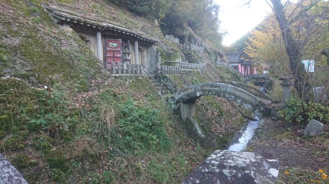 紅葉の季節ということで秋の旅行は島根、鳥取、兵庫と主に山陰を4泊5日で旅行しました。一日目は午前中は津和野、午後は大森（石見銀山）を観光しました。津和野は10数年ぶり、大森は初めてです。津和野は前回訪問できなかった太鼓谷稲成神社、大森は熊谷邸と五百羅漢へのお参りが目的です。