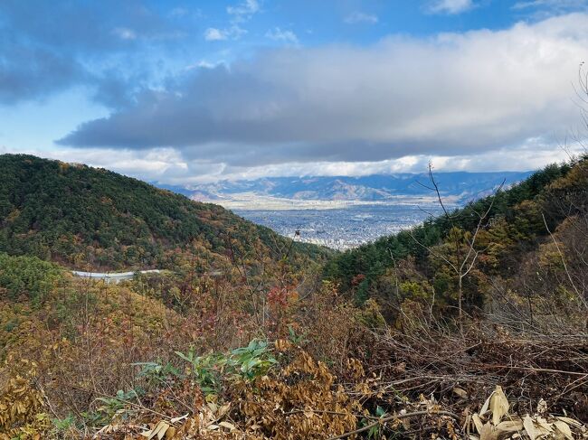 11月11日 この日はこの秋一番の寒波がやってくるということで、今週末は家でぐーたらかな?と思って朝起きたら、なんとなく太陽が出ている。<br />これはラッキーということで、毎年紅葉を見に行っている善光寺の裏庭と言われる地附山に行ってみようと、家から登山のトレーニングを兼ねて出掛けてみました。<br />歩いているうちに天気はさらに良くなってきたので、地附山だけでなく、その隣にある大峰山や葛山、頼朝山まで縦走してきました。<br />紅葉は終盤ですが、場所によってはいい感じでした。<br /><br />なんだかんだ標高差700m以上 歩行距離15キロの本格的なハイキングになりました。<br /><br />