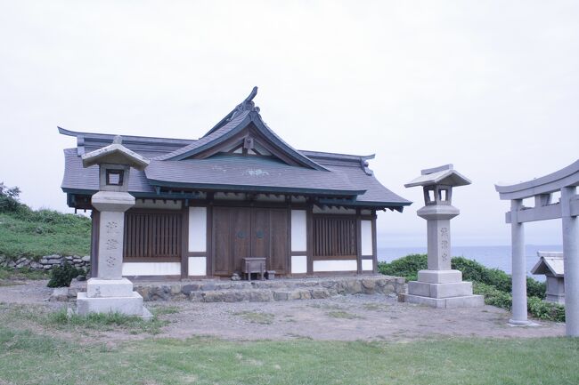 朝、フェリーで北九州に到着し、JRで東郷駅に、そこからバスに乗り、神湊から渡船に。やや風が強い日だったこともあり、船はゆれました。小倉から2時間ほど、10:00前に到着しました。<br />島内のバスまで30分ほど待つので、徒歩で島の北側にある沖津宮遥拝所へ向かいました。山を登って下って、30分ちょっとの道のりです。遥拝所の裏から沖ノ島を見ようとしますが、曇りの天気ではやはり見えず。すっきり晴れた日じゃないと難しいようですね。時間に余裕があるので、来た道をもどり、中津宮をお参り。七夕伝説の発祥の地です。このあと海沿いに散策。中津宮から10分ほど歩いて、大島交流館へ。沖ノ島と大島についての説明・展示を見て、文化を学びます。昼過ぎの船で神湊へ戻り、バスで宗像大社に向かいます。お参りと散策、神宝館、近くの道の駅むなかた館を見学しました。神宝館では、沖ノ島やこのあたりで見つかった国宝が展示されいました。16時ころのバスに乗って駅へともどりました。