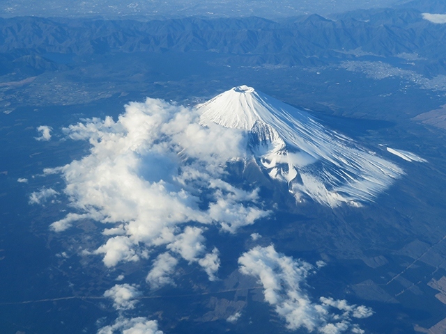 雲がかかってはいましたが、頂上付近はクリアに見えました。<br />何度か飛行機に乗って、まともに富士山が見えたのは初めてでした。<br />地上からでもけっこう雲に隠れてしまい、<br />意外とクリーンな富士山の遭遇率は高くない。<br /><br />コロナで激安チケットが入手しやすかったので、2度目の石垣島。<br />前回はあまり天気がよろしくなかったのでリベンジ。<br />牛車で海を渡る由布島へ行ってきましたよ。<br />昔CMで見た、ぼんやりとした憧れを実現できました。<br />当時はLCCなどなかったので、沖縄に行けるとは思ってなかったな。<br />朝の便がGetできれば、昼には沖縄や北海道。<br />ありがたい時代になりましたね。<br />