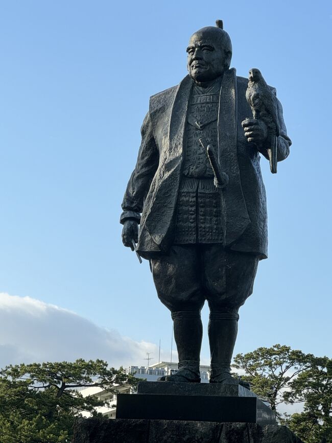 季節外れの桜が開花していた駿府城公園。<br />この日は県外者と一緒に、駿府城公園から七間町・人宿町を歩いてみました。<br />数十年ぶりに歩く駿府城公園。<br />中堀・外堀を車で通ることはあっても、博物館や巽櫓周辺、また発掘調査が行われている公園の中まで入る機会がなかったので、あまりの変わり様に驚いてしまいました。<br />駿府城公園の主な目的は天守台発掘調査の進み具合を見ることでしたが、何と博物館の前では冬が来る前に桜が開花。<br />二重でビックリの駿府城公園、そしてお洒落な街に変わりつつある人宿町のお店などを紹介します。