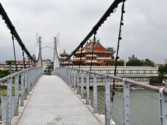 2023_台湾の旅〈桃園4-3〉吊り橋を渡って大きな池の中のお宮へ