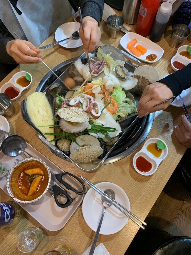 約６年ぶりの 韓国旅<br />今回は 女子旅（るん）<br />お久しぶりのタッカンマリに歓喜し<br />初めての貝蒸しに 感動し<br />無人ラーメンコンビニで 盛り上がり<br />〆は ジャジャン麵と海鮮チャンポン。<br />食べてばかりの 美味しいソウル旅。<br />そして、そして、<br />今回の食のイチオシは<br />ソウル百貨店の シャインマスカットでした！<br /><br />出発前日に【トコジラミ】情報を聞いて、<br />バタバタしながらの 韓国旅でした。