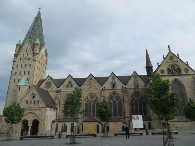2023年5月9日(火）ドイツの地図をみながら、ここに行ってみたいなぁ~っと思った街が、Paderborn パーダーボルンです。この街を流れる パーダー川  ( Pader) と水源を意味する古語 Born とが結合してネーミングされたのが由来のようです。表紙のフォトはDom　大聖堂です。<br /><br />パダーボーンの街でとてもとても目立つ大聖堂です。教会内ととても広く、端から端までゆっくりみるとかなり時間がかかます。内部には複数の礼拝所があり、回廊にはたくさんの装飾がされています。<br />大聖堂の中庭にある「三羽のうさぎ」の飾り窓があります。そのうさぎが耳を共有しており「協力のシンボル」という意味があるようです。1つしか耳がなくてもお互いにもう一つの耳を共有することで、2つの耳を持つことができると意味が込められているそうです。<br /><br /><br />Paderborn パーダーボルンの街は、Hannover駅から1時間50分ぐらいで移動可能です。<br /><br />&lt;旅行日程＞<br />0426 羽田国際空港→Mainz<br />0427 Mainz→Metzingen(Wurtt) →Dettingen → Bad Urach→<br />　　　　Tubingen←▲NG DB遅延で行けず、Mainz　マインツに戻る<br />0428　Mainz→Ladenburg→Weinheim→Heppenheim ←▲NG DB遅延<br />0429　Mainz→Rudesheim(Rhein)→Alsheim<br />0430　Mainz→Munchen　移動<br />0501 Munchen →Starnberg→Tutzing→Murnau→Weilheim→Munchen<br />0502 Munchen →Gunzburg→Ulm→Giengen<br />0503　Munchen→ Freising<br />0504　Munchen →Hannover　移動<br />0505　Hannover →Lübeck→Hamburg<br />0506 Hannover →Bad Sooden-Allendorf　→Hann Münden→Witzenhausen Nord<br />0507 Hannover →Wernigerode→Quedlinburg→Goslar<br />0508　Hannover →Rinteln→Hameln→Hildesheim→Elze(Han)<br />★0509　Hannover →Paderborn→Höxter→Holzminden<br />0510　Hannover →Mainz→Bachrach　移動<br />0511　Mainz→Cochem→Koblenz<br />0512 Mainz→Bad Wimpfen→Heidelberg<br />0513　Mainz→Köln<br />0514　Mainz→Limburg→Idstein<br />0515　Mainz