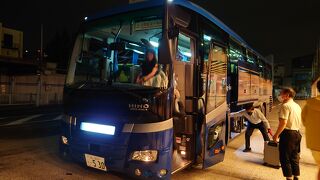 【7】ベトジェで羽田深夜着　天然温泉 平和島のシャトルバスに乗り込む