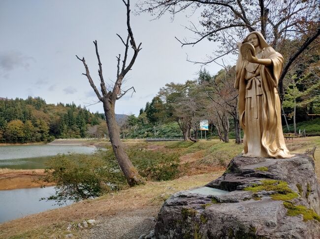 10月末の日曜日は，友人達と新潟にドライブ．目的はランチをするというのもありましたが，入広瀬にある鏡ヶ池公園を見ることでした．紅葉がとても綺麗な場所とのことでしたが，残念ながらまだ少し季節が早く，やっと少し色付始めたところでした．その後は，国道290号線に沿って加茂市へ．ここには冬鳥越というスキー場がありますが，かつては五泉市と加茂市の間に蒲原鉄道という鉄道が通っていたことから，その頃に使っていた電車が展示されていました．その後，五泉市に出て，五泉八幡宮を参拝．更に，五頭温泉郷にある村杉温泉共同浴場薬師の湯で温泉入浴．この温泉は全国でも珍しいラジウムを含む温泉と言うことで，病気療養に来られる人も多いそうです．温泉の裏には薬師の水という霊泉もありました．最後に村上市で夕食を食べて帰りました．チョット長めのドライブでしたが，楽しく過ごすことが出来ました．