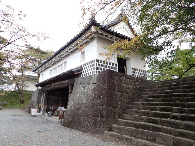 新発田城へ行きました。<br />新発田城は、別名「菖蒲城」「舟形城」「狐尾曳ノ城」とも呼ばれています。<br />初代新発田藩主溝口秀勝(みぞぐちひでかつ)侯が慶長3年(1598年)に築城し、3代宣直(のぶなお)侯のときに完成しました。<br />天守閣の代わりの三階櫓には3匹の鯱を配するという独特の櫓です。<br />政治･経済の中心として交通の便利さを考え、平地につくった平城です。<br />現在は城跡の大半を、陸上自衛隊：新発田駐屯地が占めています。<br />三階櫓のみ自衛隊敷地内で見ることはできません。<br />すぐ近くにあります白壁兵舎広報史料館へ行きました。<br />明治7（1874）年に陸軍兵舎として建築された白壁兵舎は、国内に残る木造兵舎としては最も古いとされる歴史的建造物です。外壁が白い漆喰で塗られフランス式の兵制を取り入れていたことから「白壁兵舎」と呼ばれるようになりました。<br />明治初期の城郭破却令によって取り壊された新発田城の部材を再利用するなど、「しばたの歴史」が刻み込まれた建物です。