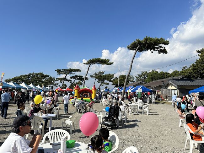 久しくコロナで中止となっていたビッグハヤマ・マ－ケットが復活し、10月28日（土曜日）に森戸神社で開催された。晴天のおかげで、兆民のみならず、近隣や友達、親戚が集まり、葉山のおいしいものが販売された。人が集ううれしさでいっぱいのひと時でした。姉妹都市の草津からも、展示即売もあり、日常を取り戻した。