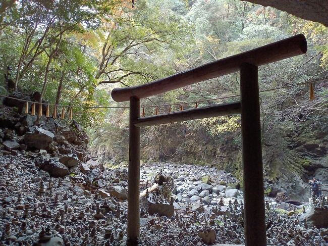 パワースポットの阿蘇山と高千穂峡。いつか行きたいとずっと思っていたが、バス便や鉄道も少なくレンタカーなしでは難しいエリア。私は免許と車もあるものの、知らない場所を運転するのが苦手なため、何とかレンタカーを使わずに回れないかと検索する。<br />結果、高千穂は観光協会主催の4時間のツアーに一人参加し、バスと一部タクシーを使い、効率的に高千穂峡と天岩戸神社周辺にも行くことができる。<br />その後バスで南阿蘇の高森駅最寄りの休暇村に宿泊。<br />翌日の阿蘇山は早起きをすれば電車とバスでも行けたが、余裕がないのは嫌だったし、神社等にも行きたかったので、午前中2時間半だけタクシーをチャーターすることを思いつく。白川水源、上色見熊野座神社、阿蘇神社を回って阿蘇山上ターミナルまでお願いし、阿蘇山からはバスを使用し、タクシーを使用した割には安価に行きたいところを一通り巡ることができた。<br /><br />５：３０最寄り駅発高速バス<br />６：１５（６：０８）羽田空港第２ターミナル着<br />６：１５～６：４０ANAラウンジ<br />７：１５羽田発ANA２４１１<br />９：１５熊本着<br />１０：１０空港発たかちほ号（車中昼食）<br />１２：１９高千穂バスセンター着<br />１２：２５（バスセンター併設）観光案内所集合<br />徒歩移動<br />１２：４０～１３：００高千穂神社<br />徒歩移動<br />１３：１５～１３：３５高千穂峡<br />タクシー移動（タクシーが遅れるトラブルあり）<br />１３：５４高千穂バスセンター発<br />バスで移動<br />１４：０９岩戸着<br />徒歩で移動<br />１４：１０～１５：３０（～１５：２０）天岩戸神社・天安河原<br />徒歩移動<br />１５：３０～１６：００（１５：２０～１６：００）自由散策→八大龍王水神社へ<br />１６：１０岩戸発<br />１６：２５高千穂バスセンター着<br />１６：５７バスセンター発たかちほ号<br />１８：０１高森中央着　宿送迎<br />１８：１０頃休暇村南阿蘇着<br /><br />