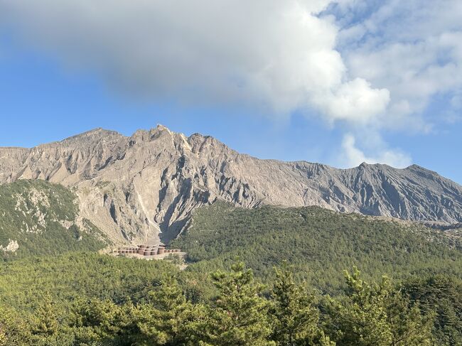 シェラトン鹿児島が今年出来たこともあり、行ってみたいと思っていました。<br />鹿児島は、過去2回行ってはいるのですが、あまり旅行した感じでは無かったので、今回は広い範囲を回りました。<br /><br />↓質問<br />https://4travel.jp/dm_qa_each-79776.html<br /><br />皆様方の回答、とても参考になりました。<br />ご意見を参考に、鹿児島市内、知覧、開聞岳周辺、指宿、佐多岬、雄川の滝、神川の滝、桜島、霧島神社、加治木まんじゅう、仙巌園、城山公園など回りました。<br /><br />↓ご意見をもとに、旅行ルートおよび、スポットのまとめ<br />https://www.google.com/maps/d/edit?mid=1T25eFPzOtE24E9LtLncilax4Is-uI5g&usp=sharing<br /><br />鹿児島で3泊しましたが、全日快晴で良かったです。<br />南国は暑いなあと思いましたが、旅行している日は、住まいの北陸も暑かったみたいですね。w<br /><br />1日目:夕方鹿児島着、西郷隆盛生誕地、維新ふるさと館、シェラトン鹿児島泊<br /> <br />2日目:知覧(武家屋敷、特攻平和会館)、開聞岳周辺(長崎鼻、西大山駅、指宿の砂風呂)、指宿フェニックスホテル泊<br /> ヘルシーランド露天風呂 たまて箱温泉入りたかったのですが、木曜日は定休日で入れず。。。<br /><br />3日目:山川ー根占(フェリー)、佐多岬、雄川の滝、神川の滝、桜島、フェアフィールド バイ マリオット 鹿児島たるみず桜島泊<br /> 朝一フェリーに変更。時間が余ったので、翌日予定の桜島にも行きました。<br /><br />4日目:霧島神社、加治木まんじゅう、仙巌園、城山公園、博多泊<br /> 加治木まんじゅう1時間待ちのせいか時間が無くなり、仙巌園、城山公園は、パット見した程度<br /><br />行った感想として、鹿児島はいいですね。。。<br />なんとなく、のどかで。。。<br />今回の旅行で、鹿児島県のだいたいの地理感は把握できたと思います。<br /><br />3日目の桜島・マリオット 鹿児島たるみず編です。。。<br />鹿児島に来て、桜島には行きたいと思いつつ、4日目を予定してましたが、山川ー根占朝一のフェリーで移動したおかげで、時間があったので、3日目に桜島に行きました。<br />桜島は、大隅半島からは陸続きなのですね。(教えてもらいました。w)<br />桜島は大きいなあ。。。<br />あと、マリオット修行者として、宿泊したフェアフィールド バイ マリオット 鹿児島たるみず桜島についても記載させて頂きます。<br />