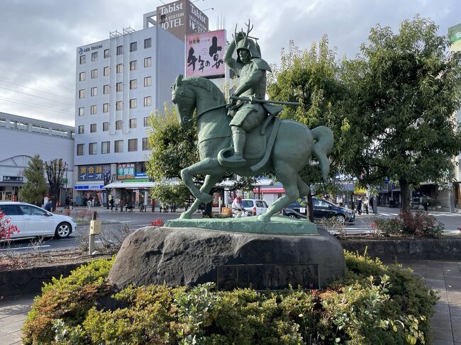 2023年11月17日～11月18日　夫婦で信州・上田に1泊旅行<br /><br />真田一族の足跡を訪ねて回りました。　<br /><br />【11月17日】自宅から愛車で出発～中央高速～岡谷IC<br /><br />　～国道142号・国道152号～上田　宿は寿久庵<br /><br />　徒歩で散策　上田駅～月窓寺～大輪寺～北国街道柳町<br /><br />　～芳泉寺～上田城公園～藩主居館跡～宿<br /><br />【11月18日】宿～ゆきむら夢工房～信綱寺～山家神社～<br /><br />　長谷寺～真田氏本城跡～真田氏歴史館<br /><br />この旅行記は１日目の出発から上田城下散策前半<br /><br />真田幸村公騎馬像～月窓～大輪寺～北国街道柳町