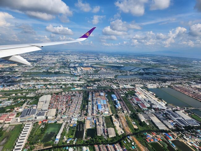 今年も　来ることができました。　タイ！<br /><br />し　か　し、・・・やってしまいました。<br />航空券を予約する際　同行する　先輩（一人だけ）の名前・・・<br />苗字と　名前を　反対に記載して　予約してしまいました。<br />予約したのは、約３か月前　気がついたのは、１か月前・・・<br />どうしましょう・・・どうしよう。<br /><br />早速　タイ航空　＆　エクスペディアに連絡<br /><br />変更手数料５０ドル・・・　約8,000円　ですが・・・<br />格安運賃での予約の為　変更不可となっており<br />一度　キャンセルして、再度　購入となります！　と言われました。<br /><br />し　か　し・格安運賃の座席の空席がなく、予約クラスの上の座席しか　空きがなく<br />変更手数料に加え　差額84,490円かかります。！・・・・・<br />と　返答が・・・　<br />それから、出発まで　心はブルー　心配で　心配で　夜も眠れません。<br /><br />さすがに、そんな大金を払うことはせず、このままで　行きましょう！　と、なりました。<br />　飛行機に乗せてもらえるのか？　本当に心配でした。<br /><br />さて、どうなるのでしょうか？