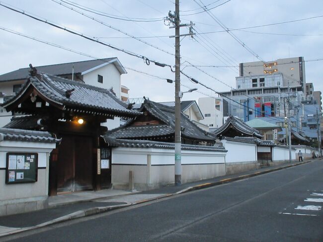 大阪の寺町を散策し、北端まで到着しました。昼まで雨はあがりましたが、雲が多くて夕方は思ったよりも早く暗くなってきました。