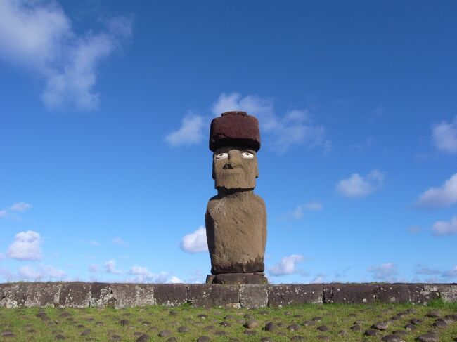 アフターコロナで、どんどん旅行するぞ～と思っていたら、円安で航空券は高騰！燃油サーチャージも高騰し、遠方への旅行が遠のく、この頃です。<br />まだ旅行記としてアップしていなかった、日本から15,000km海を超えた遥か遠くの絶海の孤島、イースター島旅行を忘備録として残したいと思います。<br />ちょうど、旅行記200冊目なので、。<br />私は、エアタヒチヌイでタヒチ・パペーテまで行き、1泊した後、ランチリ航空でイースター島・ラパヌイに行きました。<br />残念なことに、日本とタヒチを結ぶエアタヒチヌイが2024年5月8日～10月26日まで再び運休となります。乾季の時期に運休とは、。<br />しかも、エアタヒチヌイは、2023年10月に成田便再開3年7ヶ月ぶりで、11月に25周年を迎えただけに残念な運休のお知らせです。<br />再会後は成田発、火曜日と木曜日と会社員には辛い日程です。<br />現在、イースター島へ行くなら遠回りになりますが、北米経由～南米・　チリ・サンチアゴやペルー・リマから行くのが現実的なようです。<br />イースター島は、有名な観光地ではありますが、あまりにもアクセスが悪いので、観光客は少なく、島内をレジェンドガイドの最上さんとゆっくり回れて良かったです！