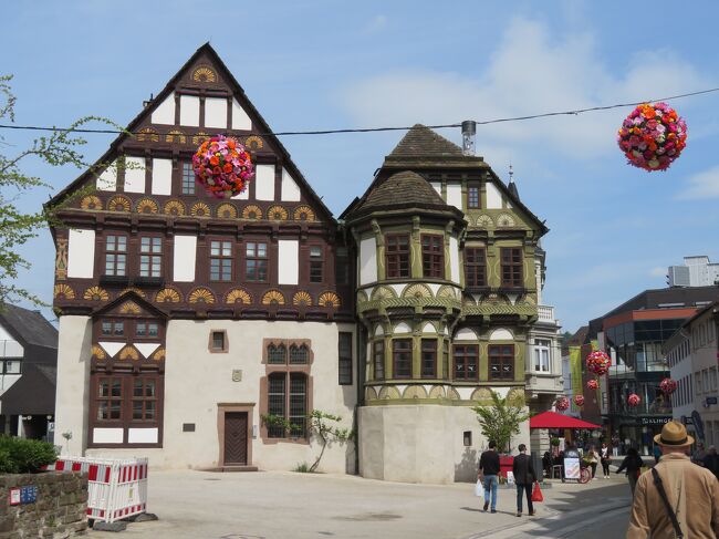 2023年5月9日(火）ドイツの地図をみながら、ここに行ってみたいなぁ~っと思った街が、Paderborn パーダーボルンに行った後、Höxter ヘクスターという街に足を運んでみました。<br />表紙のフォトは1561年に建造されマルクト広場に建つ旧首席司祭公館です。Paderbornから列車で50分ぐらいでHöxter ヘクスターに行くことが出居ます。<br /><br />&lt;旅行日程＞<br />0426 羽田国際空港→Mainz<br />0427 Mainz→Metzingen(Wurtt) →Dettingen → Bad Urach→<br />　　　　Tubingen←▲NG DB遅延で行けず、Mainz　マインツに戻る<br />0428　Mainz→Ladenburg→Weinheim→Heppenheim ←▲NG DB遅延<br />0429　Mainz→Rudesheim(Rhein)→Alsheim<br />0430　Mainz→Munchen　移動<br />0501 Munchen →Starnberg→Tutzing→Murnau→Weilheim→Munchen<br />0502 Munchen →Gunzburg→Ulm→Giengen<br />0503　Munchen→ Freising<br />0504　Munchen →Hannover　移動<br />0505　Hannover →Lübeck→Hamburg<br />0506 Hannover →Bad Sooden-Allendorf　→Hann Münden→Witzenhausen Nord<br />0507 Hannover →Wernigerode→Quedlinburg→Goslar<br />0508　Hannover →Rinteln→Hameln→Hildesheim→Elze(Han)<br />★0509　Hannover →Paderborn→Höxter→Holzminden<br />0510　Hannover →Mainz→Bachrach　移動<br />0511　Mainz→Cochem→Koblenz<br />0512 Mainz→Bad Wimpfen→Heidelberg<br />0513　Mainz→Köln<br />0514　Mainz→Limburg→Idstein<br />0515　Mainz