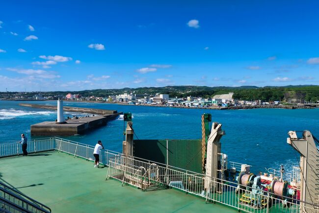 鹿児島からフェリーで沖縄へ行ってみました。<br />一応お隣の県ではあるけれど、24時間の船旅。<br />沖縄滞在時間よりも乗船時間のほうが長かった・・・<br />「移動を楽しむ」旅となりました。<br />