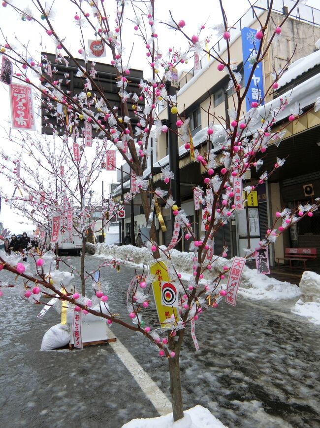 この時期大館では、アメッコ市が開催されています。<br />秋田の冬まつりを調べていたら、アメッコ市が出てきました。<br />どんなんだろう。<br />冬まつりを組み合わせてまわってみました。<br />なまはげ祭りや紙風船祭り、アメッコ市、横手のかまくらなどがありますが、いろいろ回るとおもしろい。秋田駅からは臨時列車があるので、うまく組み合わせると、冬のでも楽しめます。