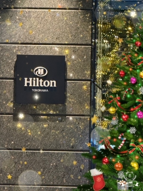 2023年9月24日に横浜に開業した「Hilton横浜」に行ってみました　<br />どうもYouTubeではあまり良い評判ではなかったので　余計に興味津々！！<br />外資系のホテル、十分納得して帰宅しました　<br />これから　リピするかどうかは　まだわかりません<br />名前はヒルトンですが　スタッフさん達も今までのHilton系列の方達とはちょっと違い直ぐには溶け込めませんでした<br />そして　今回アメリカから1日だけ帰国したキャベッジさんに話を聞きました<br />私達は　あまりにも日本の「おもてなし」にどっぷりはまってしまっていました<br />今までは　ちょっと　「結婚記念日です」とか「誕生日なんです」・・・と言いながら　ゴールド会員やダイヤモンド会員の特典を目いっぱい使おうと色々考えていたこともありましたが　此方のHilton横浜だけは　全く無用のものでした<br />「差別」と「区別」の違い・・・<br />皆さん　ご存じですか？？<br />今回　30数年くらいアメリカで生活してるキャベッジさんにしっかり話を聞いてきました　私たちは今まで　単に「Hilton横浜」は冷たいと思っていましたが　現実には　これが当たり前だそうで　こんな風にキャベッジさんに話をしても　それは　海外では当たり前だよ！！と話していました<br />同じ食事の場でもランクが同じだと　片方だけはエリアが違うというのが　「差別」<br />ランクがあって当然違うのが「区別」<br />いま　コロナが収束しても　4年間　Hiltonの経営もかなりシビアになって来てるそうなのでこれからは海外でも色んな区別が出てくると思います