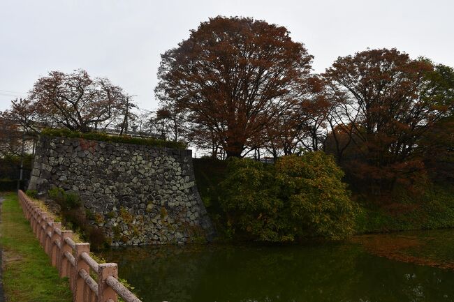 仙台から仙山線で山形に。途中で山寺に寄り道しました。新幹線のある駅は、全国どこでも同じようになってしまい、面白みがありません。山形駅もそうですが、駅のすぐ傍に霞城という別名の山形城跡が残っています。お濠は、昔のままなのでしょう。<br /><br /><br />