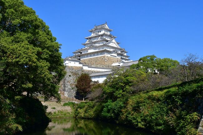 姫路をまた訪れた。<br /><br /> 当然ながら、姫路城を訪れた。<br /> 前回は有料エリアに入ったが、今回は外から眺める事に。<br /> 城は何だかんだで外から眺めるもの。<br /><br /> また、姫路名物のおでんも食べた。<br /><br /> 晴天に恵まれたのが何より。<br /><br />