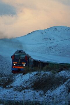 トラピックス　This is モンゴル5日間（6）ウランバートル郊外の日の出は凍てついた風景の中で疾走するシベリア鉄道を眺めながら迎える。
