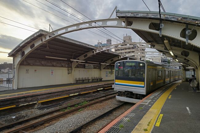 横浜での仕事が少し早めに終わったのですが会社に戻る程の時間もない。ということで直帰にして、一区間だけ未乗車区間が残っている鶴見線を乗り鉄することにしました。<br />とは言え一区間だけ乗っておしまいというのもつまらないので何駅か散策しつつ、新潟からやってきたＥ１２７系が導入された南武線の浜川崎支線にも乗って帰るという旅を即席で考えてみました。<br /><br />ルートは以下の通り。<br />鶴見⇒国道⇒海芝浦⇒浅野⇒大川…（徒歩）…武蔵白石⇒扇町⇒浜川崎⇒尻手<br /><br />では、夕方帰宅ラッシュ直前の鶴見からスタートです。<br /><br />※今回の旅行記は鉄分１００％です。
