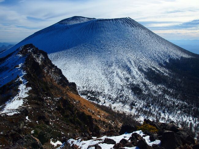 2023年11月23日、浅間山(標高2568M）の外輪山を縦走しました。浅間山(標高2568M）は現在活火山レベル２なので立入りできるエリアが限定されてます。レベル１であれば浅間山（釜山）（2568M）に一番近い前掛山（標高2524M）まで登れます。今回のルートは車坂峠（標高1973M）をスタートして黒斑山（標高2404M）、蛇骨岳（標高2366M）、仙人岳（2319M）、鋸岳（標高2254M）を縦走、往復で約9.4KMの登山です。