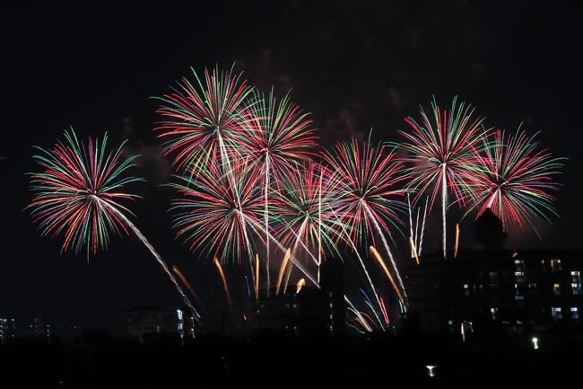 　今年最後の花火ですが、日本シリーズをTVで見たいため、自宅からの花火見物になりました。<br />　昭和23年4月1日、佐野町の市制施行により泉佐野市が誕生し、今年度で75周年を迎え、今回の芸術花火は、泉佐野市市制75周年を記念し、昨年よりもスケールアップしての花火になったみたいです。<br />