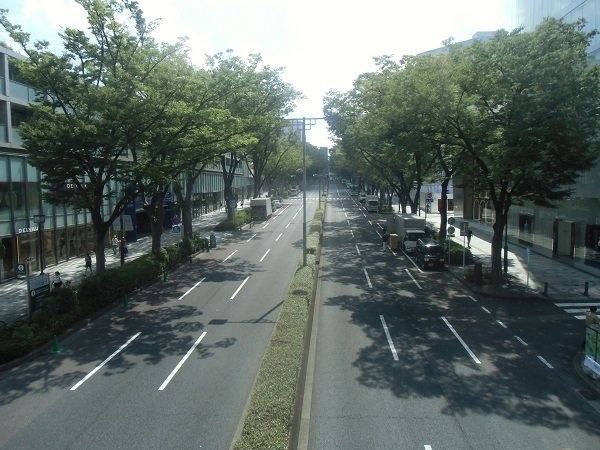 「歴史と文化の散歩道」は、都内に残されている歴史的・文化的資源を系統的に結ぶ散歩道として、昭和５８年から平成７年にかけて東京都が整備しました。<br />原宿界隈散歩コースは、「歴史と文化の散歩道」の中の渋谷コースの一部です。<br />東京メトロ千代田線表参道駅前に「表参道」交差点からＪＲ山手線渋谷駅までの約２．７㎞の散歩道です。<br />人気の原宿、渋谷近辺で、繁華街の喧噪と点在する史跡を味わいつつ歩きます。<br /><br />