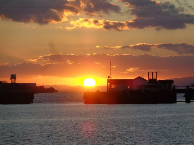 一年のうち、１月と11月のそれぞれ約10日間だけ、世界遺産の三池港で見られる夕陽－－－光の航路。<br />2023年は11月19日から22日、そして最終日の26日のまで５日間に渡って訪れました。<br /><br />（2023/11/27）
