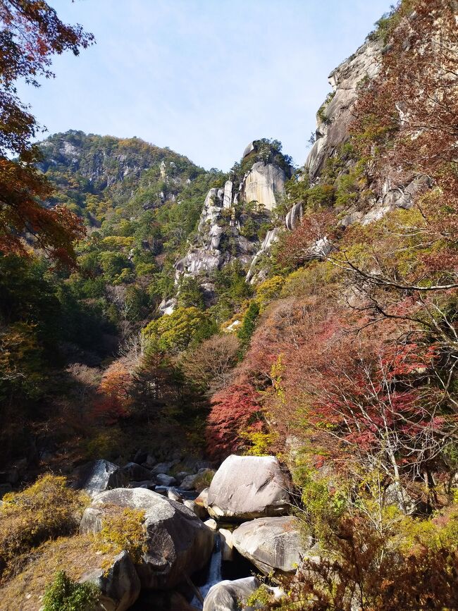 先週くらいから急に寒くなり、秋の山梨はきっときれいな紅葉が見られるだろうと思って、行ってきました。<br /><br />残念ながら、初日はお天気が今一つで、折角の忍野八海も「なんだかなぁ」っていう感じでしたが、もみじ回廊・昇仙峡はとってもきれいでしたよ。<br /><br />石和温泉も良かったし、首都圏からのちょっとした温泉旅行に、山梨はお手頃かも？？<br /><br />桔梗屋信玄餅テーマパークと昇仙峡を観光して、帰ります。