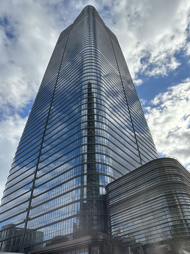 2023.11.24一般公開された＜麻布台ヒルズ＞に公開2日目に訪れた。麻布台ヒルズ全体としては、一部工事中の部分もあるのでグランドオープンレベルではない。今まで国内で一番高いビルは、大阪＜アベノハルカス＞だったが、このビルの誕生により国内No.1の超高層建築物の栄冠を奪取した。<br />とても１日で全体を把握することが出来ないので、パンフレット貰いながら偵察してきた。<br />【麻布台ヒルズ概要】（森ビルH.Pより）<br />所在地	　東京都港区虎ノ門5丁目、麻布台1丁目および六本木3丁目の各地内<br />敷地面積　約63,900&#13221;&#178;<br />住宅戸数　約1400戸<br />用　　途　事務所、住宅、店舗、ホテル、文化施設、インターナショナルスクール、診療所　他<br />階　　数　麻布台ヒルズ森JPタワー64階、麻布台ヒルズレジデンス A54階、麻布台ヒルズレジデンス B64階<br />高　　さ　麻布台ヒルズ森JPタワー約330ｍ、麻布台ヒルズレジデンス A約240m、麻布台ヒルズレジデンス B約270m<br />