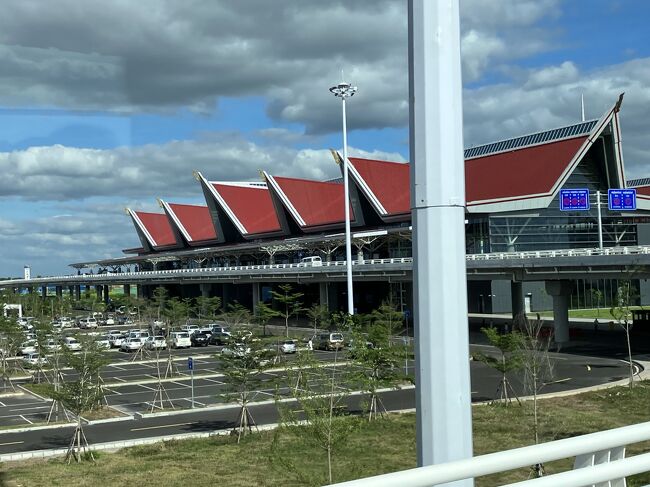 カンボジア航空に乗ってシェムリアップ新空港に着きました。この空港は10月にオープンしたばかりです。中国の一帯一路の罠に嵌められ作られたもので不便を絵に描いたような空港で無駄に立派です。勿論、建設費用がペイするわけもなく、借金のかたに中国に召し上げられるのは目に見えています。ご存知だと思いますが、アンコール遺跡の観光利権はベトナムが持っており、今度は空港が中国利権です。この国の役人達は目先の賄賂に目が眩み国を売る売国奴ばかりで呆れますね。<br />さて、新空港は先月半ばに開港されたばかりで殆ど情報がありませんでした。イミグレなどはすんなり通れたのですが、市内からは50キロも離れているのに交通インフラが不安でした。<br />着いてみると一応タクシーとバスが有るようです。<br />タクシーは35ドルと高く、バス(8ドル)も有るにはあるが2、3時間に一本と不便。しかし、意地でもバスに乗ります。<br />レストランもないので、唯一あるコーヒースタンドで次のバスまで時間を潰していました。<br />幸い、S I Mカードが手に入ったのが救いでした。<br /><br /><br />これは重要なことなので記載しておきます。<br />私はホーチミンから入って来ました。ホーチミンの空港で余った手持ちの現地通貨ドンをリエルに両替しようと思ったらリエルは無いとのことでドルに替えて貰いました。その時よくよく注意しなくてはいけません。少しでも破れていたり古い札が紛れていると現地では受け取って貰えません。私は特に注意していなかったので何枚かの古いモノや少し破れているものが混じっていました。必ずその場でチェックして交換して貰いましょう。<br />そうしたお札は、ホテルやちゃんとしたお店では受け取りして貰えず困りました。屋台やトゥクトゥクなどでなんとか使い切りましたが注意が必要です。