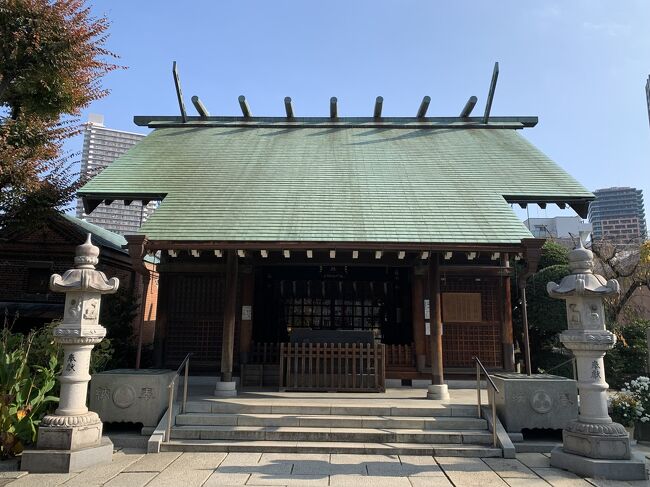 住吉神社についてのHP内容<br /><br />神功皇后三韓征伐の際、住吉三神の御守護により無事達成され、その帰途、摂津国西成郡田蓑島(現 大阪市西淀川区佃)にて、住吉三神を遥拝なさいました。これが大阪佃の住吉の社(現 田蓑神社)の起こりです。<br /><br />その後、天正年間より大阪田蓑島の人々と徳川家康公とが深い関わりを持つようになり、家康公の漁業の傍ら田も作れとの命により、村名を田蓑から佃へと改め、また田蓑の名を残すため神社名を住吉神社から田蓑神社へと改めることとなりました。<br /><br />その後、家康公が関東下降の際、摂津国佃の漁夫33人と住吉の社の神職平岡権大夫好次が分神霊を奉載し江戸へ下り、寛永年間に幕府より鐵砲洲向かいの干潟を賜り築島しました。そして故郷の名をとり佃島とし、この地に社地を定め、正保3年(1646)6月29日 住吉三神、神功皇后、徳川家康の御神霊を奉遷祭祀しました。これが佃住吉神社の起源です。<br /><br />佃島は江戸湊の入口に位置し、海運業、各問屋組合をはじめ多くの人々から海上安全、渡航安全の守護神として信仰を集めました。<br /><br />その後、月島、勝どき、豊海、晴海と埋め立てが行なわれ、その地域の産土神(氏神)として信仰されています。