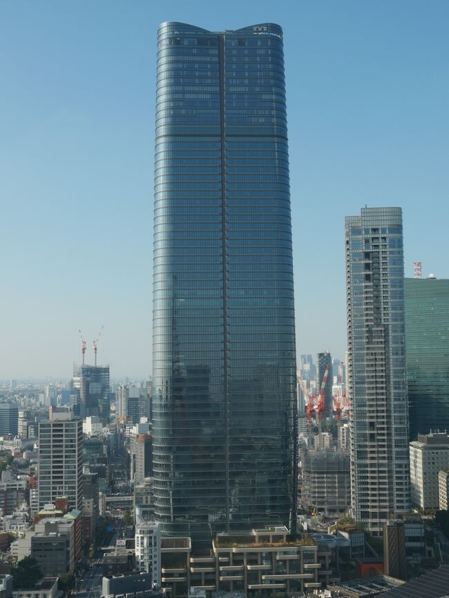 2023年11月24日　日本一の高層ビル「森JPタワー」を含む都心に新しい街「麻布台ヒルズ」が開業したので行ってみた。<br /><br />麻布台ヒルズのプロジェクトは、1989年に「街づくり協議会」を設立して以降、30年以上もの長い年月をかけ、約300人の権利者と協議を重ね、計画を進めてきた。2017年には、国家戦略特区法に基づく都市計画が決定され、2018年3月の再開発組合設立認可を経て、2019年に8月5日に着工した。総事業費は約6400億円を見込む。2万人が働き、居住者数も約3500人と、いずれも六本木ヒルズの規模に匹敵し、これまでに森ビルが手掛けてきた都市再生事業の中でも最大のプロジェクトとなる。(説明文より)<br /><br />※各メデアから「麻布台ヒルズ」の詳しい報道がたくさんあるのでコメントを簡単にした。